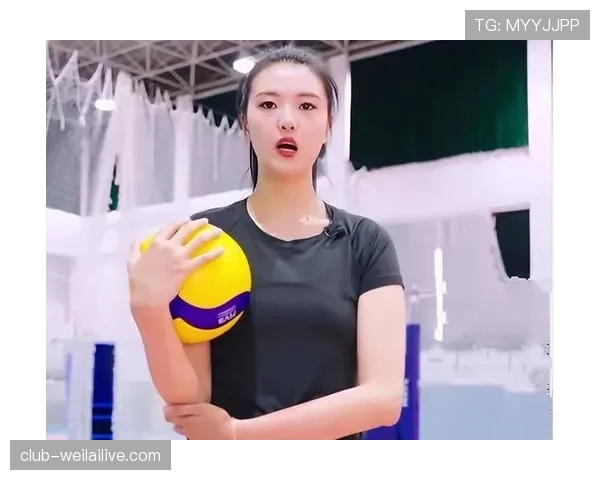 张常宁在家叠衣服都像在走秀